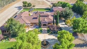A large estate with multiple buildings, a central courtyard, and a well-maintained garden. - Best Choice for Party&Vacation Prestige Big House! (Temecula)
