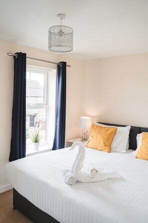 2 bedrooms, iron/ironing board, internet, bed sheets - Short Term Weekly Rental Accommodation Sheffield 2 Bedroom with Parking (Sheffield)