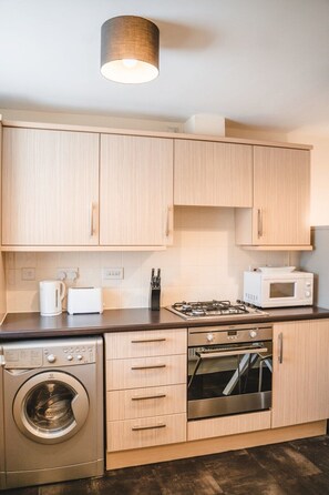 Fridge, microwave, oven, dishwasher - Short Term Weekly Rental Accommodation Sheffield 2 Bedroom with Parking (Sheffield)