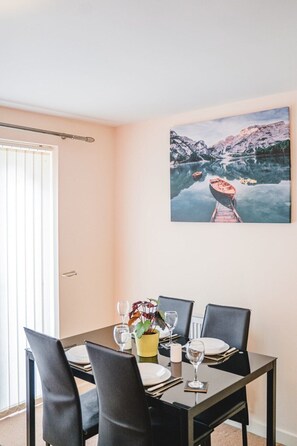Dining - Short Term Weekly Rental Accommodation Sheffield 2 Bedroom with Parking (Sheffield)