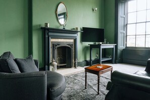 TV - Emerald 2BD Retreat in Historic Building, New Town (Edinburgh)