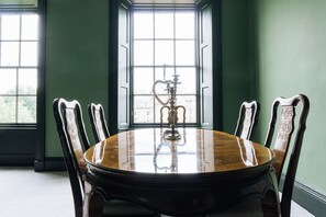 Dining - Emerald 2BD Retreat in Historic Building, New Town (Edinburgh)