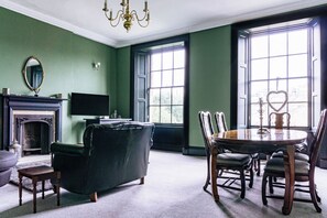 Unclassified image, 5 of 19, button - Emerald 2BD Retreat in Historic Building, New Town (Edinburgh)