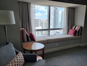 TV - Four Seasons Studio - Privately Owned Unit (Miami)