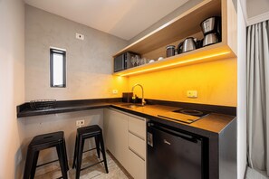 Classic Twin Room | Private kitchen | Mini-fridge, microwave, stovetop, coffee/tea maker - BTT - Brooklin The Time By Anora Spaces (São Paulo)