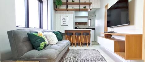 Habitación doble Deluxe | Sala de estar | Televisión de pantalla plana de 32 pulgadas con canales por cable