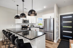 Réfrigérateur, four à micro-ondes, un four, surface de cuisson