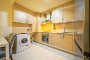 Kjøleskap, mikrobølgeovn, ovn og kokeplater