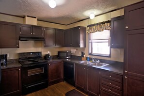 Deluxe Double Room | Private kitchen | Full-size fridge, microwave, oven, stovetop