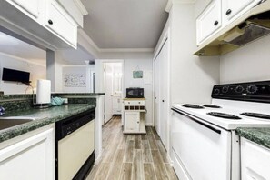 Fridge, microwave, oven, stovetop - Perfect Beach Getaway (Corpus Christi)