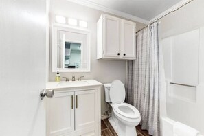 Combined shower/tub, towels, soap, toilet paper - Perfect Beach Getaway (Corpus Christi)