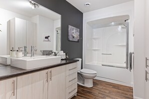 Duschwanne, Haartrockner, Handtücher, Toilettenpapier