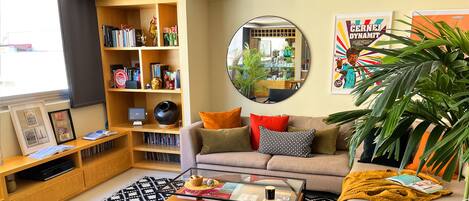 Een smart-tv en een computerscherm