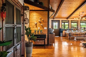 Dining - Incredible Mountain Views Luxury privacy. minutes away from theme parks 
Hot tub (Sevierville)