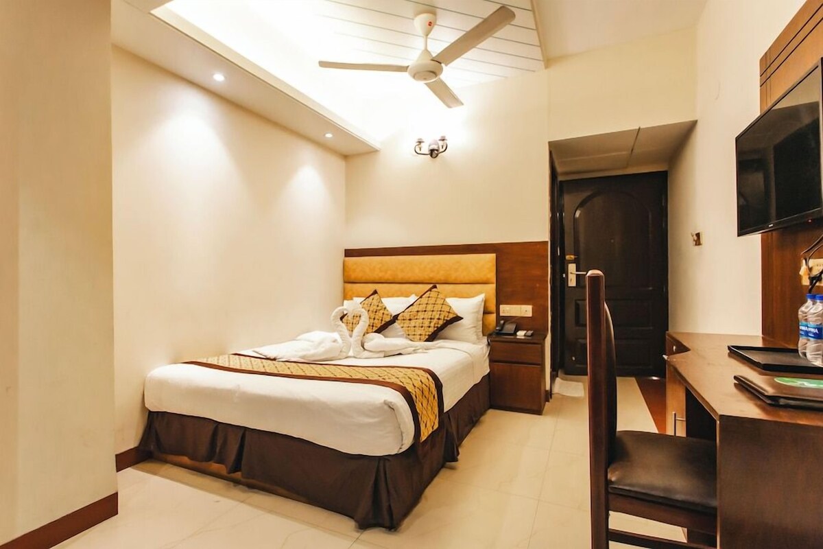 Egyptian cotton sheets, premium bedding, down comforters, pillowtop beds