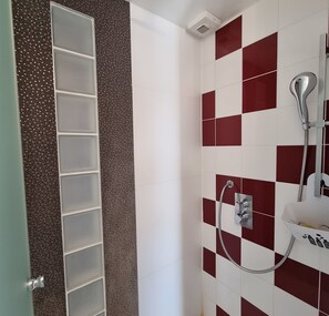 Douche, sèche-cheveux, serviettes fournies, savon