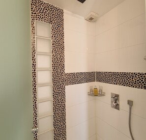 Shower, hair dryer, towels, soap - Houdaille 2 - Bright Suite overlooking the Port of Honfleur (Honfleur)