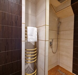Dusche, Haartrockner, Handtücher
