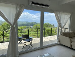 Een smart-tv en een computerscherm