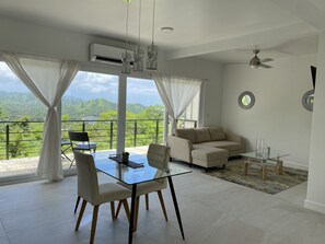 Een smart-tv en een computerscherm