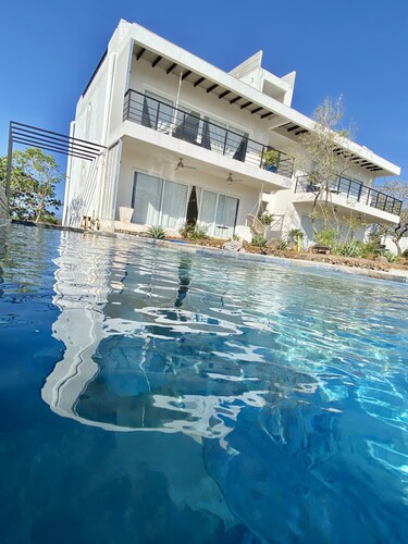 Oceanview, Minigolf, Pool, 2BR & Office. 5 min to Coco Beach.