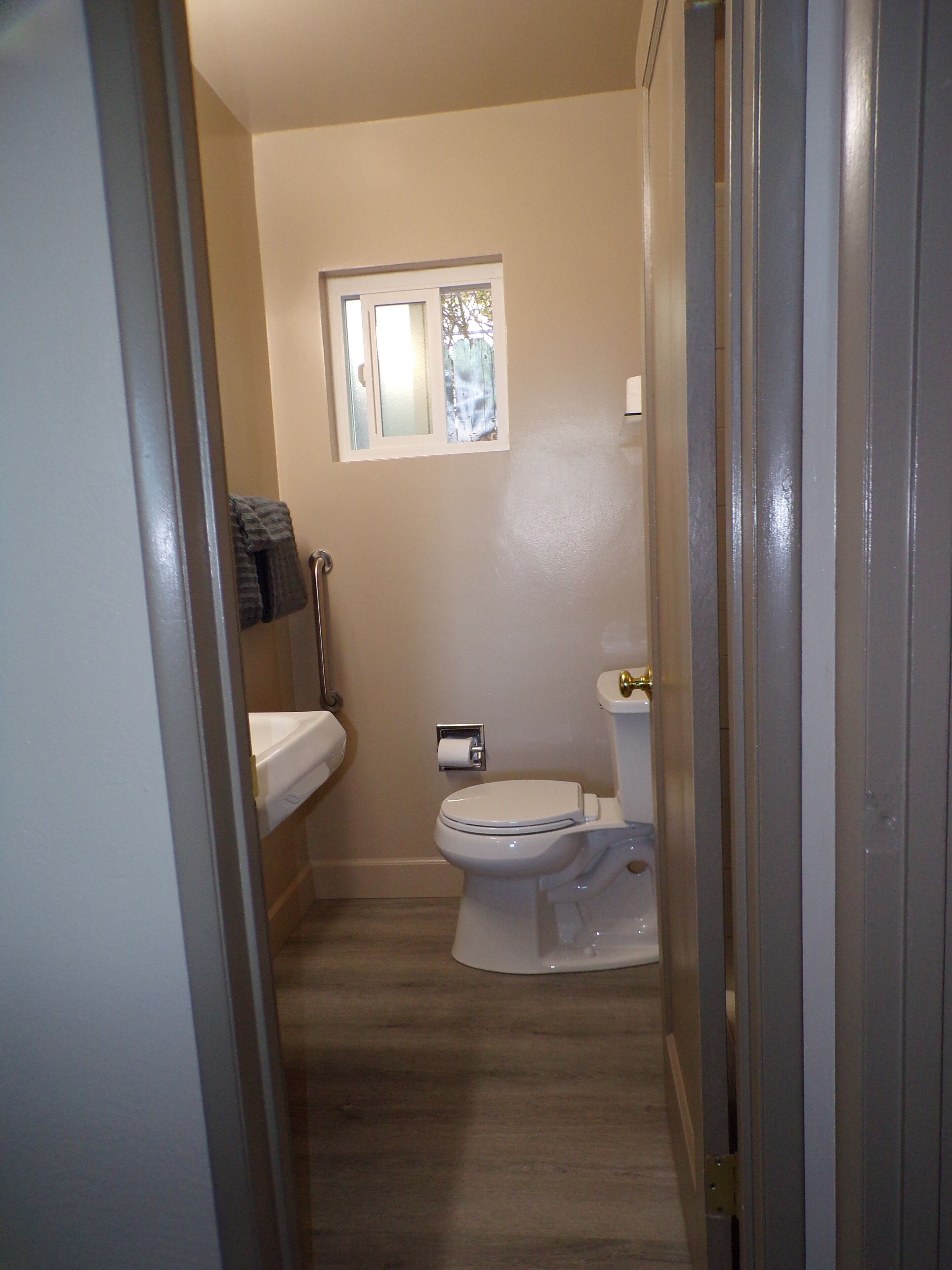Basic Single Room | Bilik Mandi | Kelengkapan dandanan diri percuma, pengering rambut, tuala disediakan 