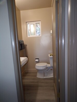 Basic Single Room | Bathroom | Free toiletries, hair dryer, towels, soap - Cypress Tree Motel (Cayucos)