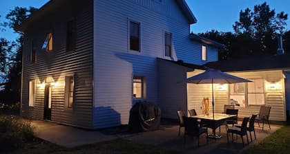 Spacious, Newly Refurbished Cozy Farmhouse on 100 acres