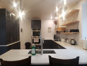 冰箱、微波炉、烤箱、炉灶