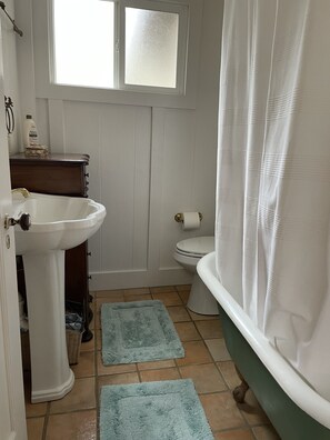 Kombination af bruser/badekar, hårtørrer, håndklæder, Sæbe