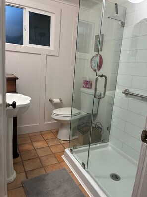 淋浴/盆浴组合、吹风机、毛巾、肥皂