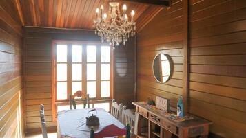 Classic-Haus, 2 Schlafzimmer | Essbereich im Zimmer