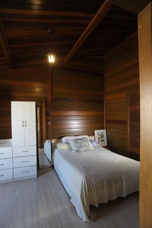 Classic House, 2 Bedrooms | 3 bedrooms, blackout drapes - CASA DE MADEIRA (Conselheiro Lafaiete)