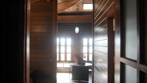 Um interior japonês tradicional, com portas deslizantes, piso de esteira de tatame e luminária suspensa.