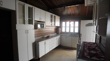 Maison Classique, 2 chambres | Cuisine privée | Réfrigérateur, micro-ondes, four, grille-pain