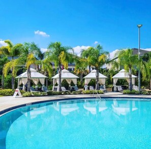 Piscina all'aperto, una piscina riscaldata