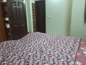 2 habitaciones, escritorio, tabla de planchar con plancha y wifi gratis 