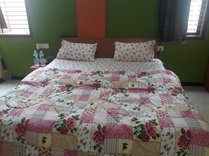 2 habitaciones, escritorio, tabla de planchar con plancha y wifi gratis 