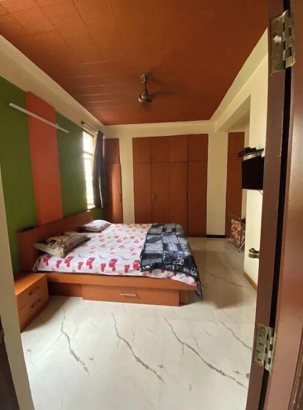 2 habitaciones, escritorio, tabla de planchar con plancha y wifi gratis 