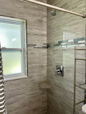 Shower, hair dryer, towels, soap - Quiet Crystal River retreat, Near Three  Sister Springs, Kings Bay, Free Kayaks (Crystal River)
