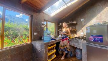 Køleskab, køkkentøj/tallerkener/redskaber, spisebord