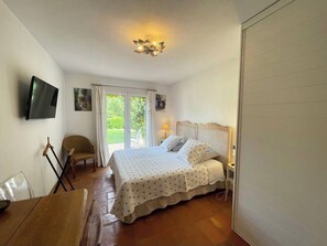 4 bedrooms, in-room safe, iron/ironing board, free WiFi