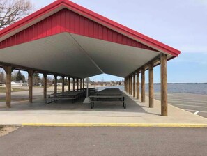 Outdoor dining - Cozy updated 2 BR on bike path, walk to Lake Huron (Tawas City)