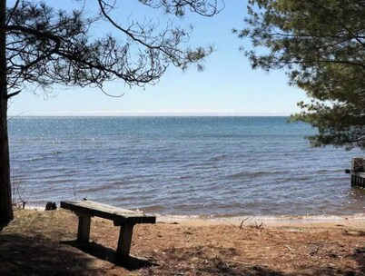 Cheerful cottage with 4 private beach accesses!!!!