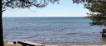 Cheerful cottage with 4 private beach accesses!!!!