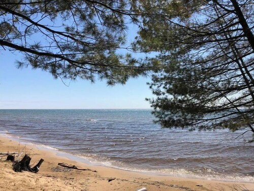 Cheerful cottage with 4 private beach accesses!!!!