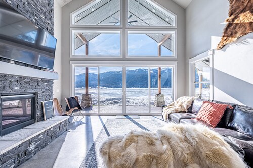New Lakefront Modern Chalet With Panoramic Views