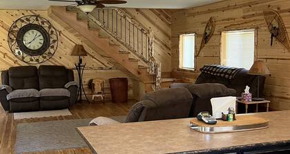 Cheerful 4-bedroom cabin with indoor fireplace