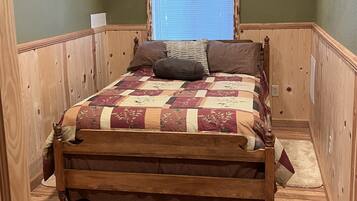 4 makuuhuonetta, silitysrauta/-lauta, ilmainen Wi-Fi, vuodevaatteet