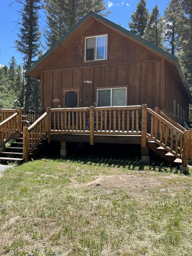 Cheerful 4-bedroom cabin with indoor fireplace